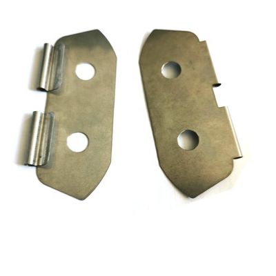 OEM Parti stampate in acciaio al carbonio con rivestimento in zinco bianco su misura per uso industriale